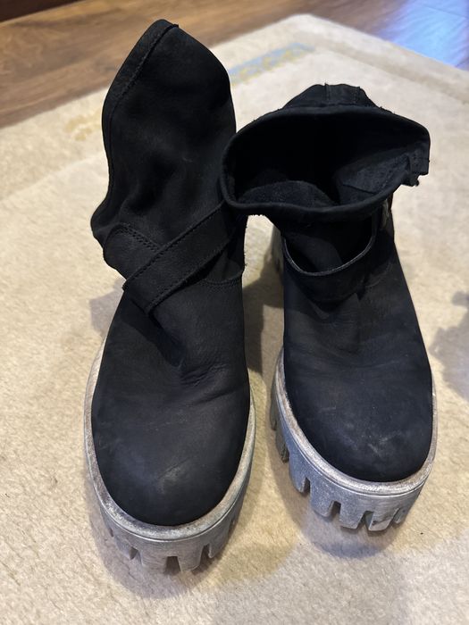 2 pares de botins em camurça
