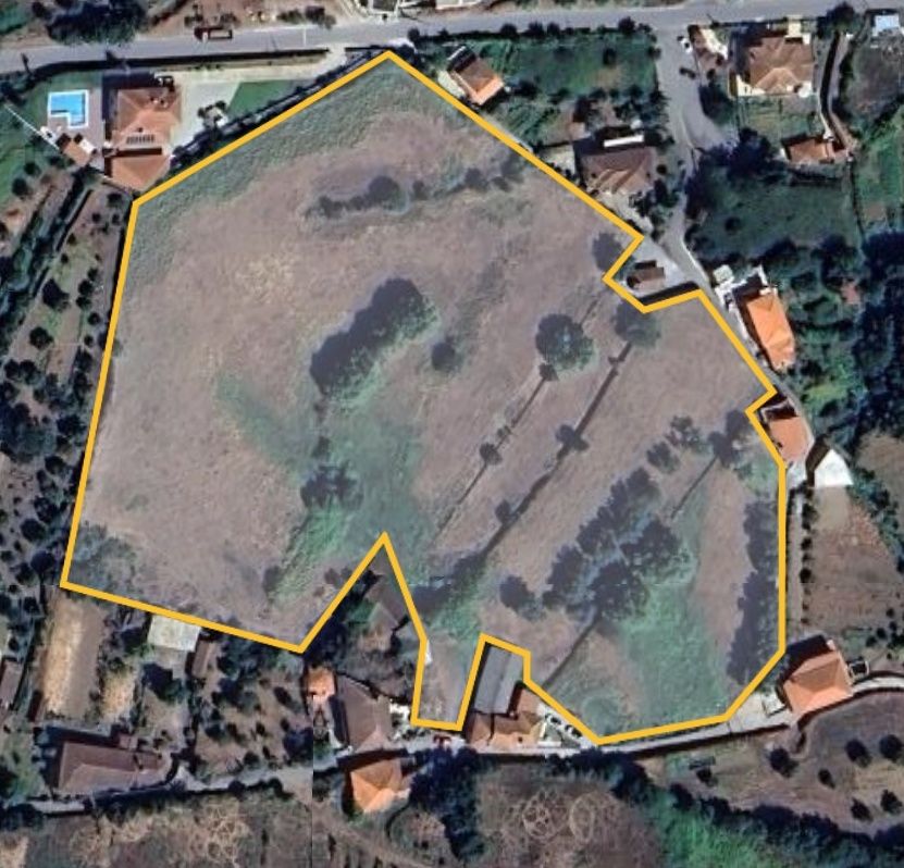 Quinta com 20 000 M2 em Santa Marinha - Ribeira Pena