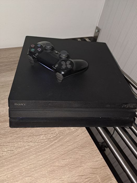 Konsola ps4 pro 1tb + 1 pad + 3 gy