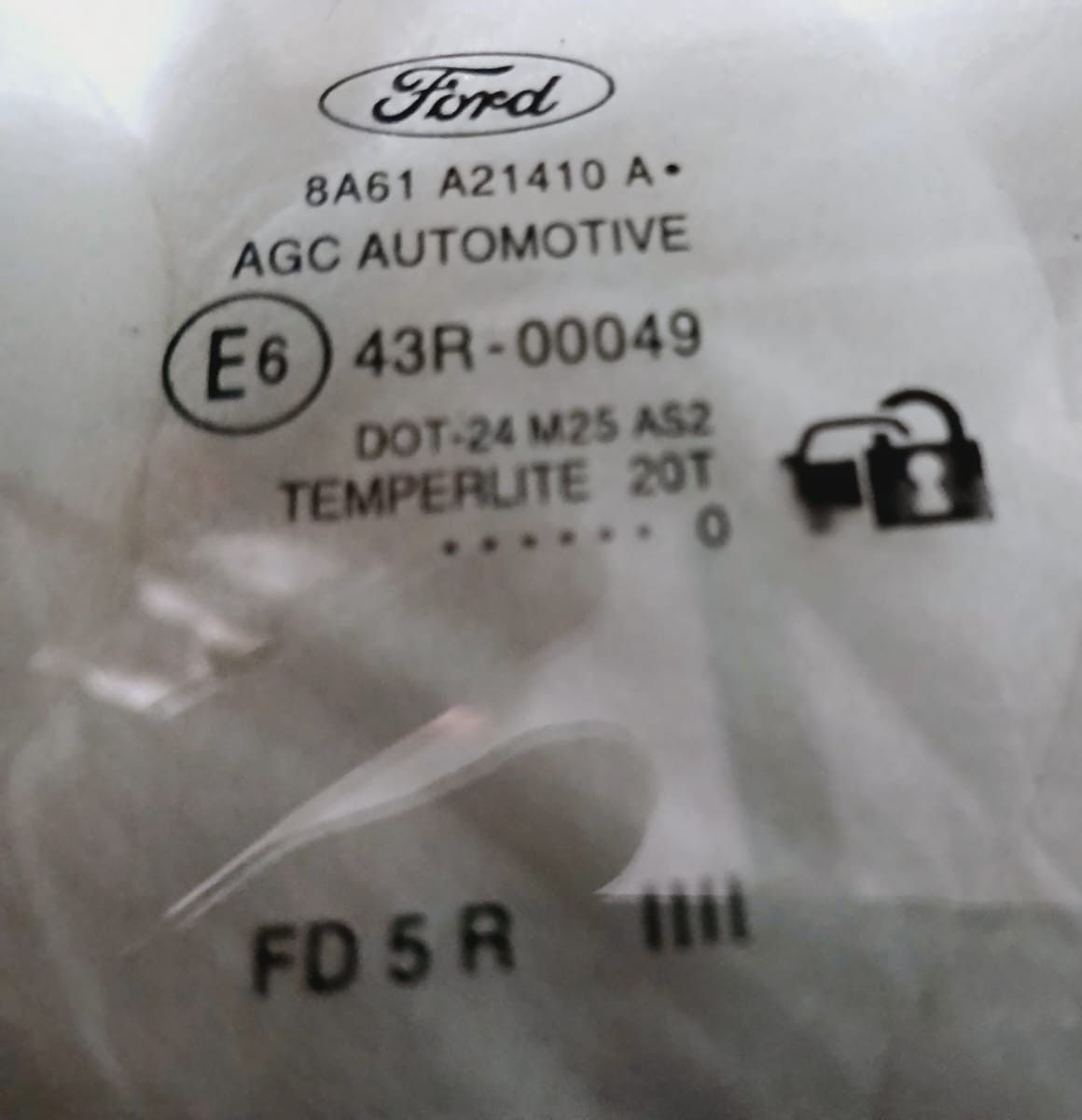 Szyba Ford Fiesta MK 7  2011 r. wersja Titanium