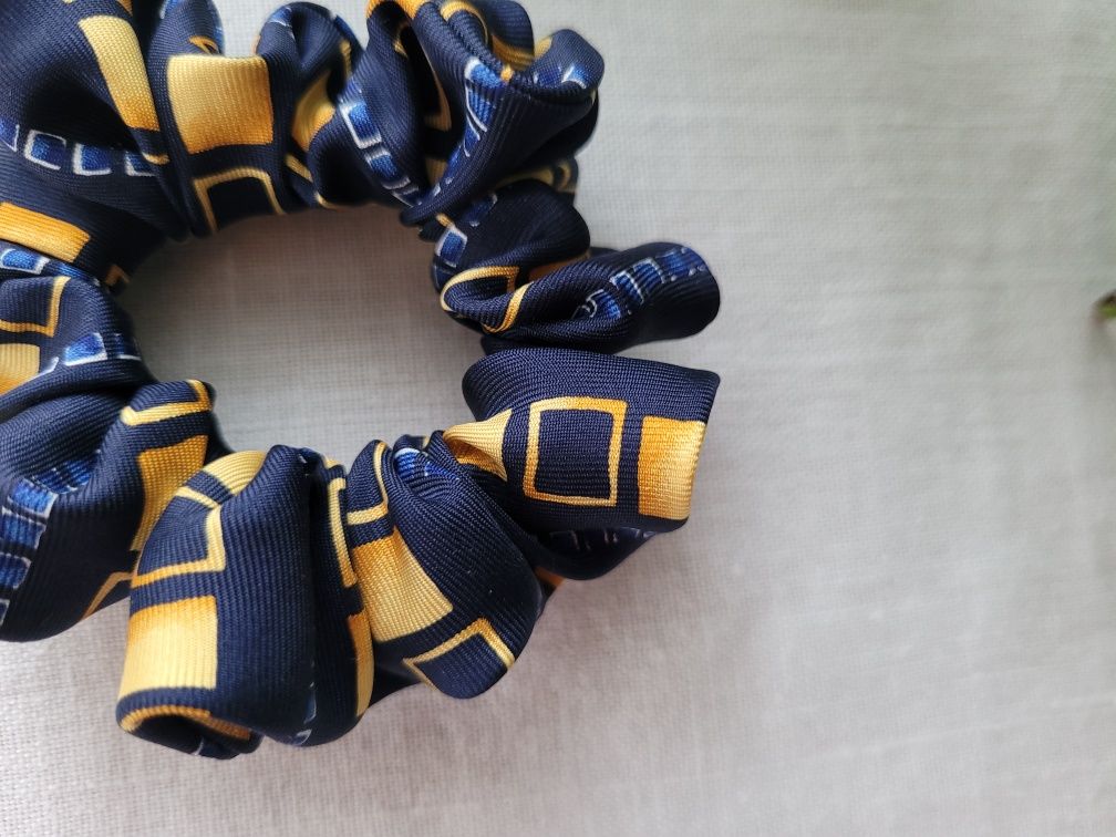 Jedwabna gumka do włosów scrunchie/owijka z krawata