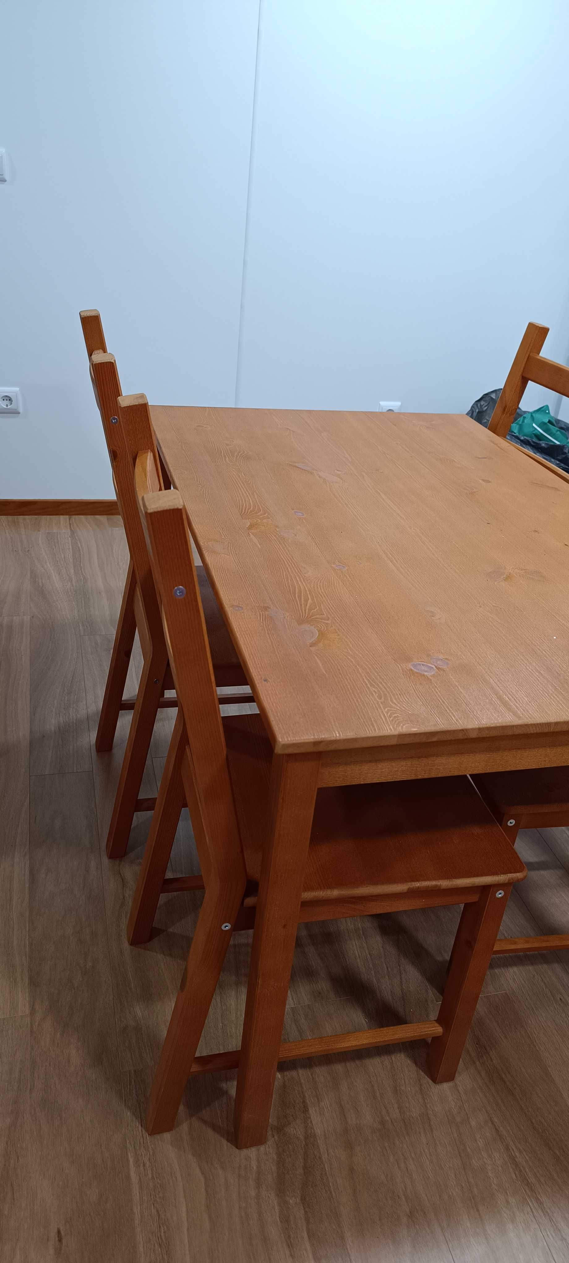 Mesa NOVA E IMPECÁVEL de madeira