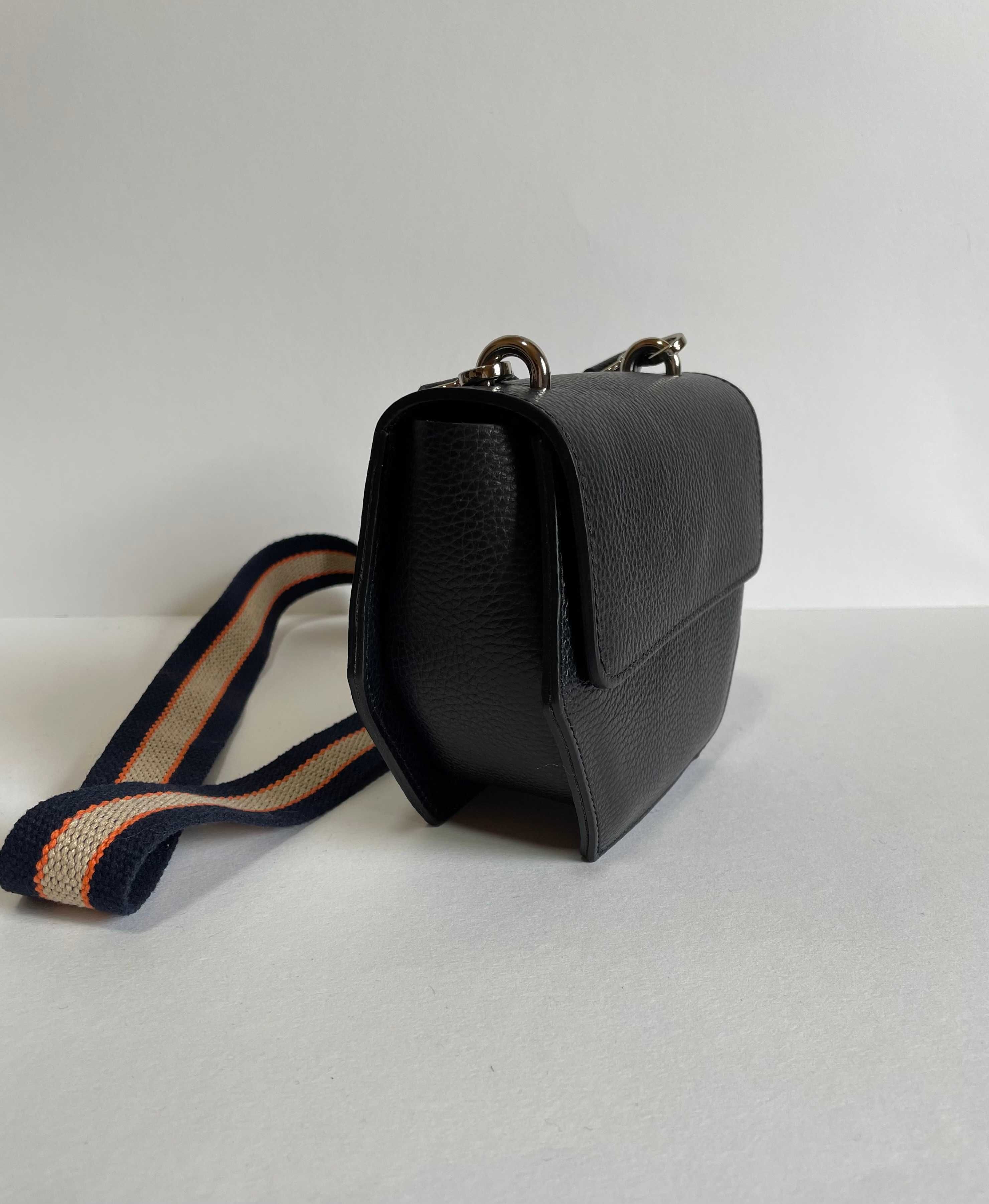 Маленька шкіряна сумочка з широким текстильним ременем