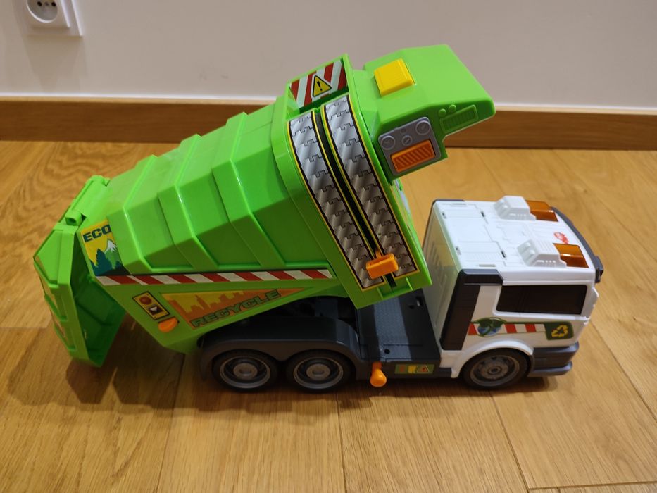 Duża smieciarka z podnośnikiem