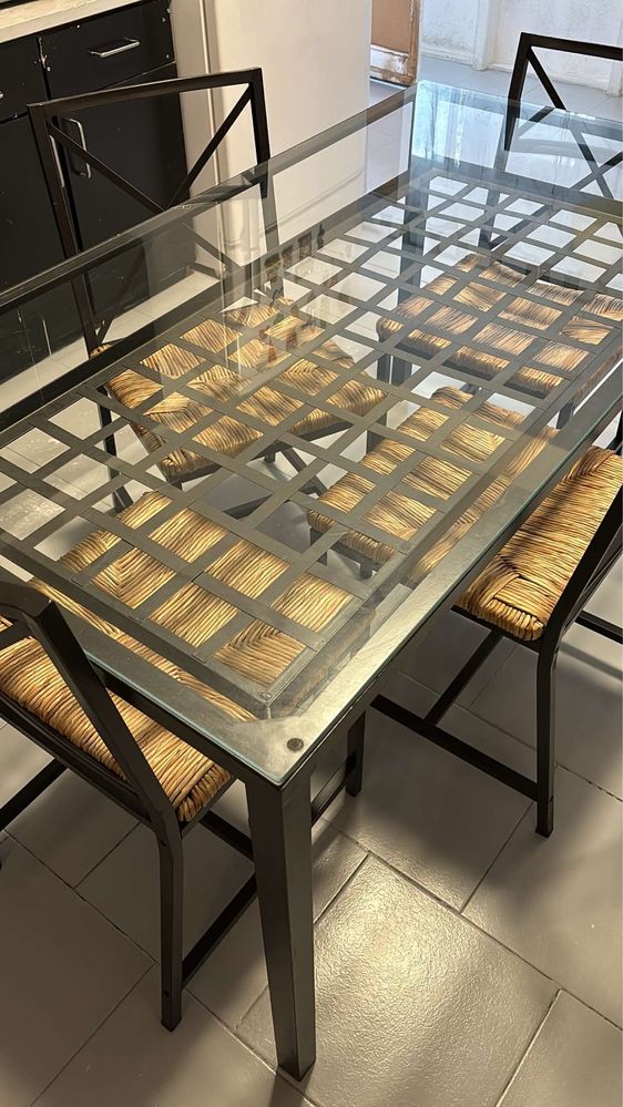 Mesa de Jantar, com algum uso