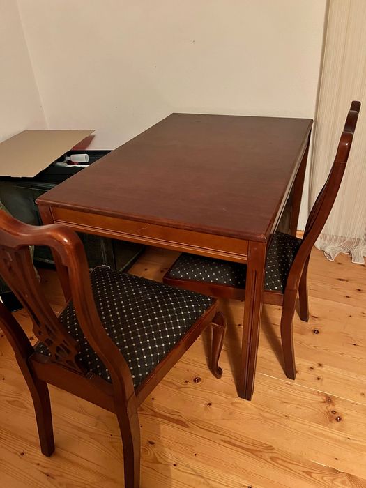 Стіл та чотири стільці