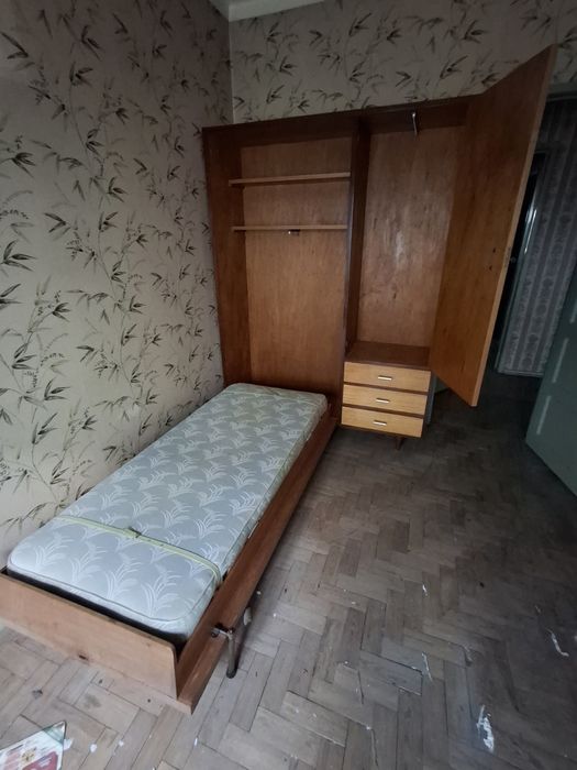 Guarda fatos com cama vintage