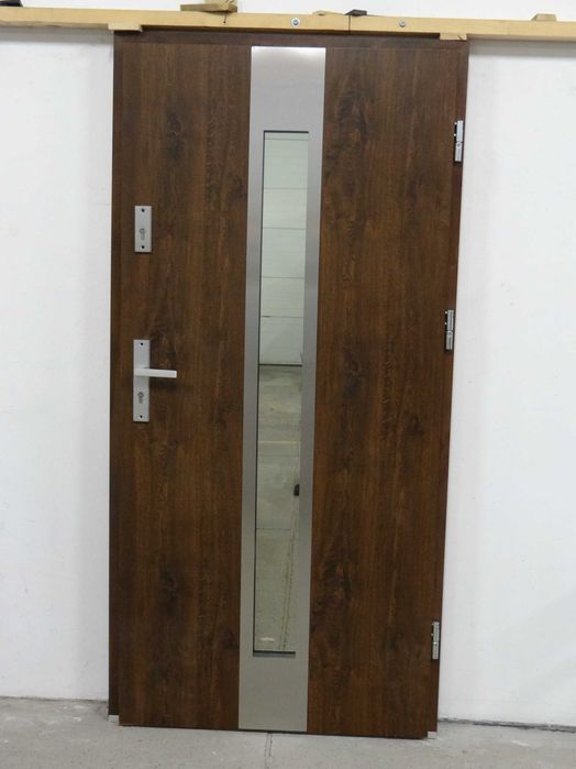 Drzwi zewnętrzne + okucia Otello 35 90 P orzech 1.2W/m²K