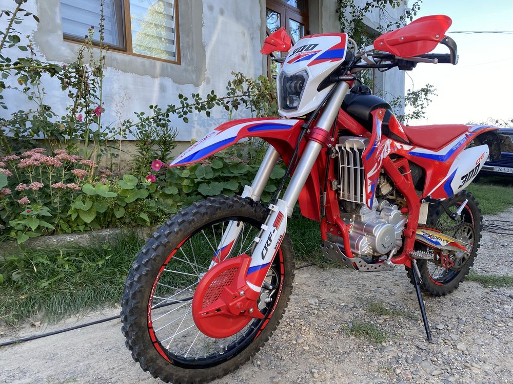 Продаю мотоцикл crf