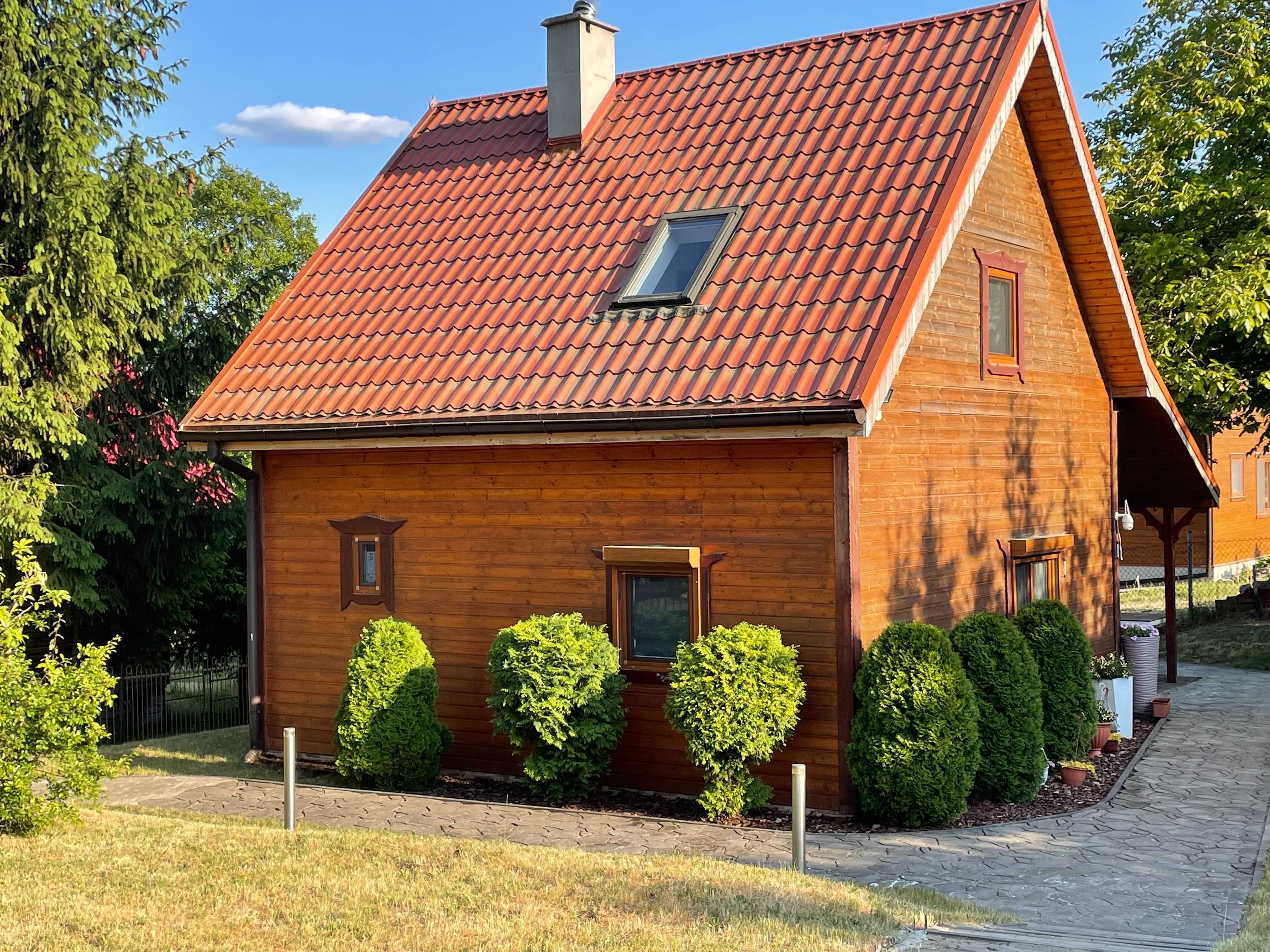 Domek piętrowy blisko wody przy plaży nad jeziorem dla 6 do 10 osób.