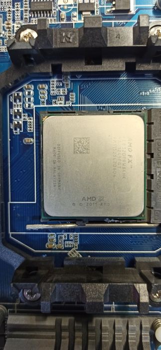 Материнська плата з професором