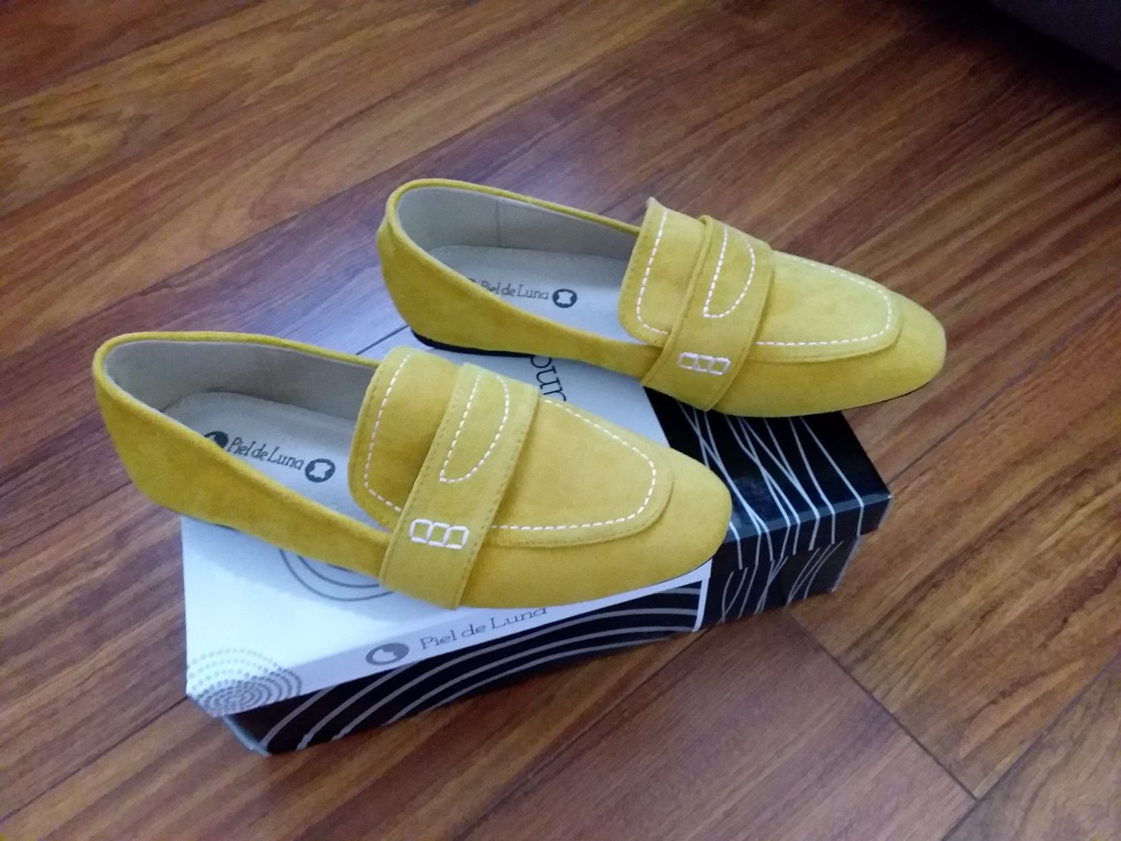 Sapatos tipo mocassins em amarelo