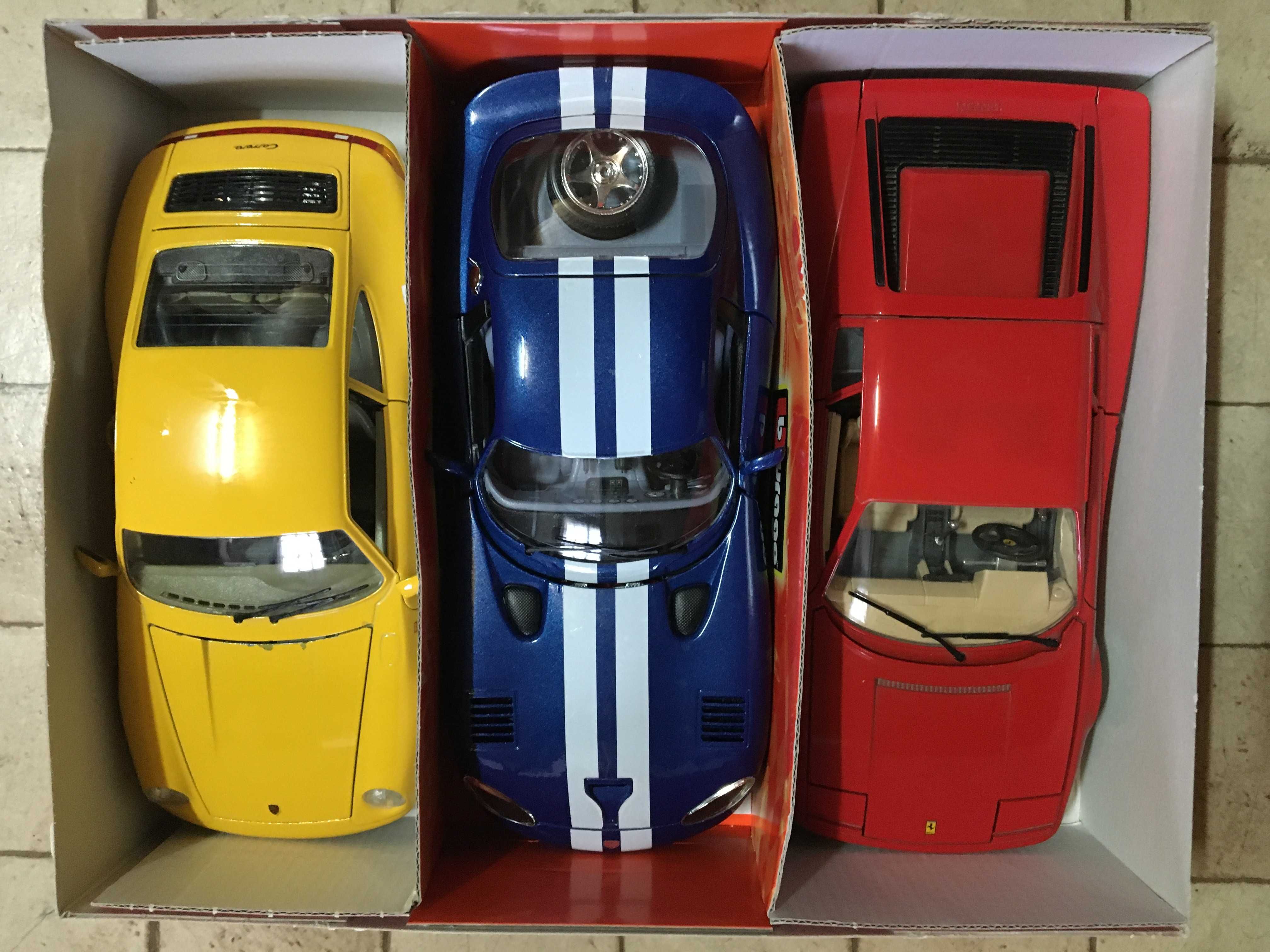 Conjunto de 3 miniaturas Burago escala 1:18 Dodge Ferrari Porsche