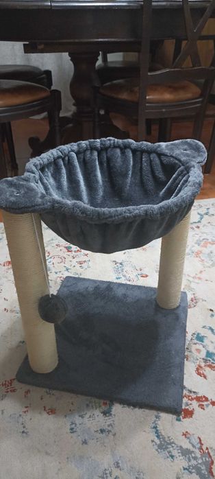 Arranhador com cama de  gatos NOVO