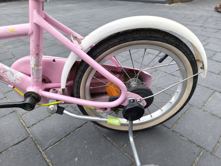 Rower 16 cali lekki firmy Btwin dla dziewczynki + kask i zestaw ochran