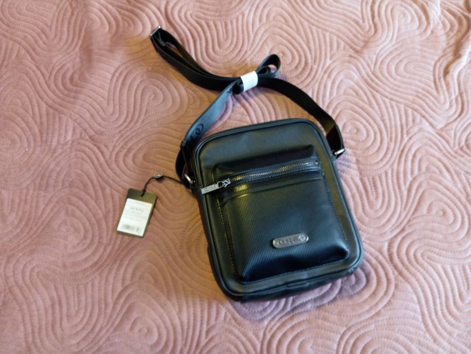 Czarna torba listonoszka OCHNIK