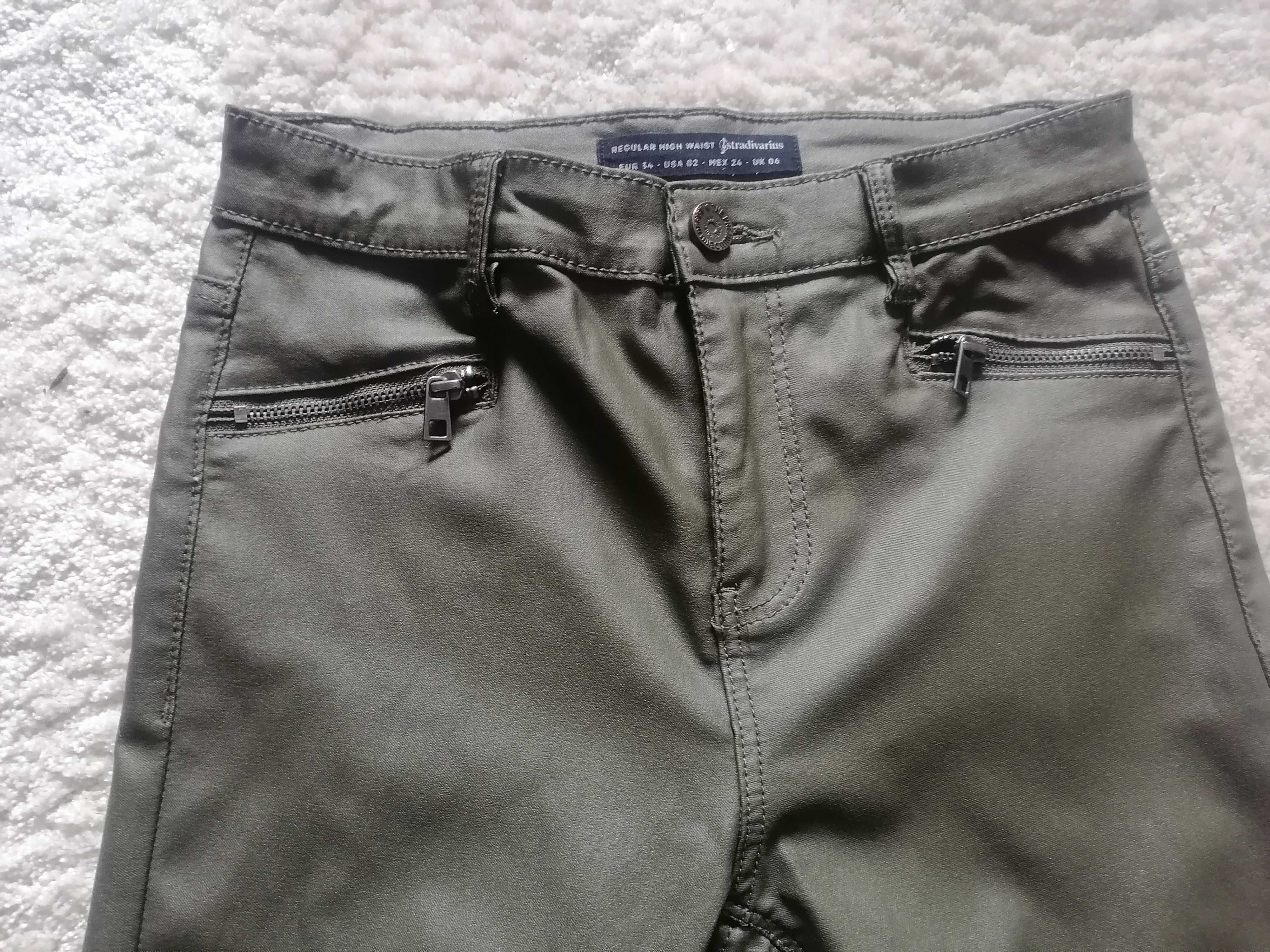 Woskowane ciemnozielone spodnie Stradivarius r XS