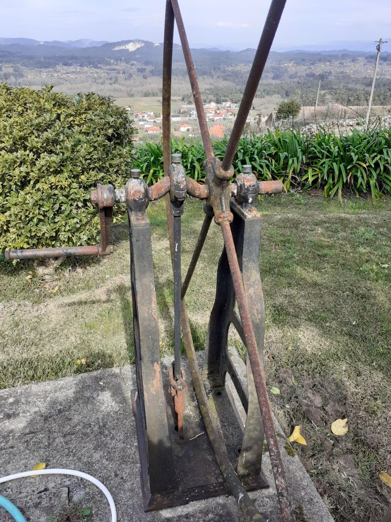 Roda de bomba de poço antiga