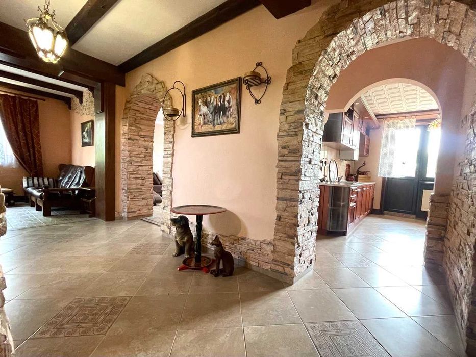 Продаж 2поверхового будинку з гаражем і ділянкою 11соток.