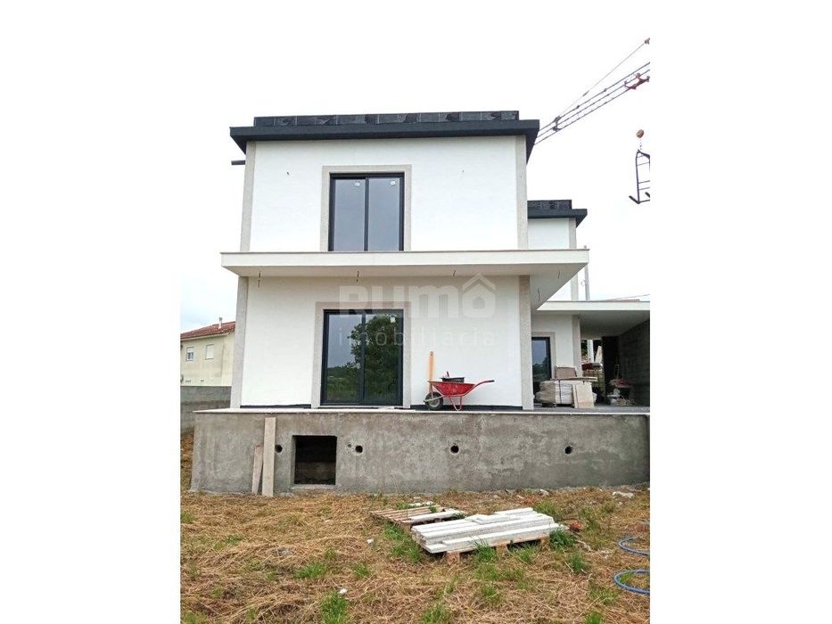 Moradia V4 Nova - Moderna e Independente