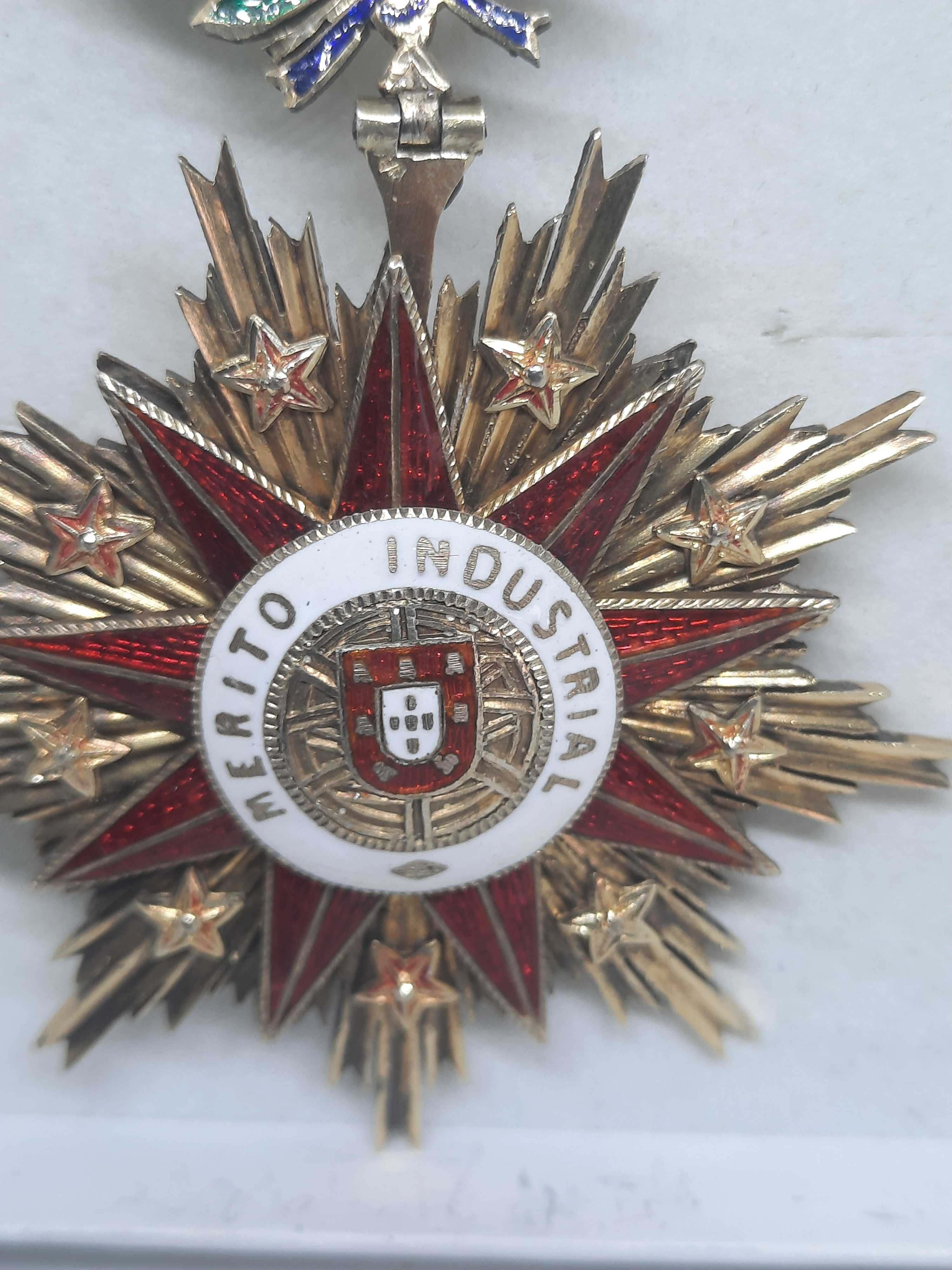 Condecoração portuguesa Mérito industrial em prata marcada Javali II