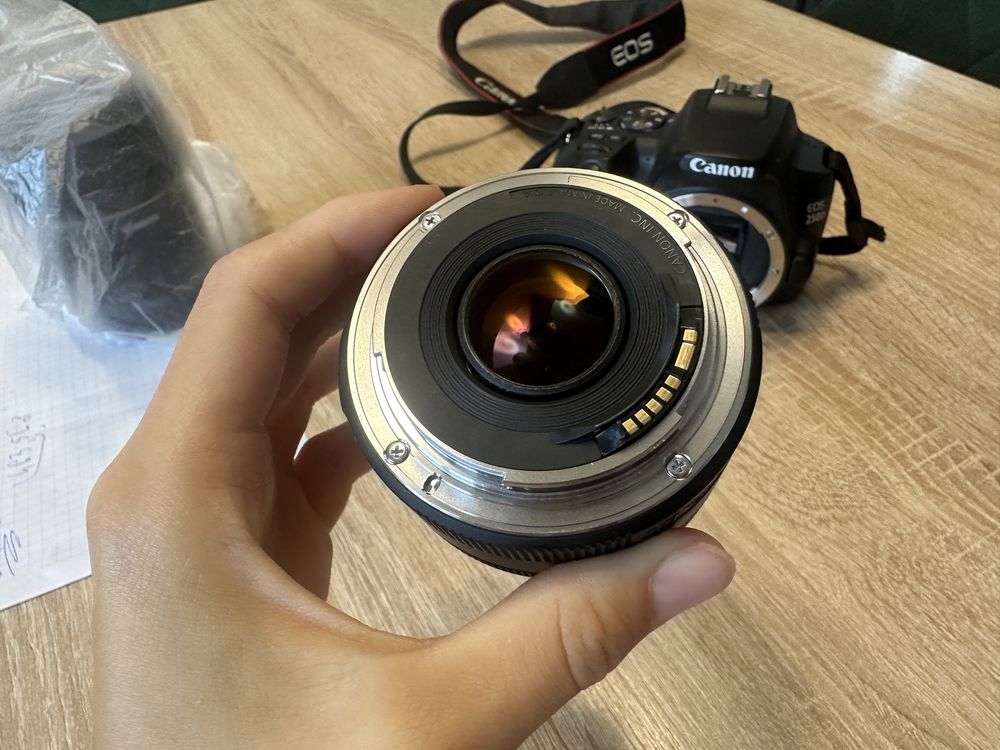 Lustrzanka Canon Eos 250D + obiektyw canon 50mm