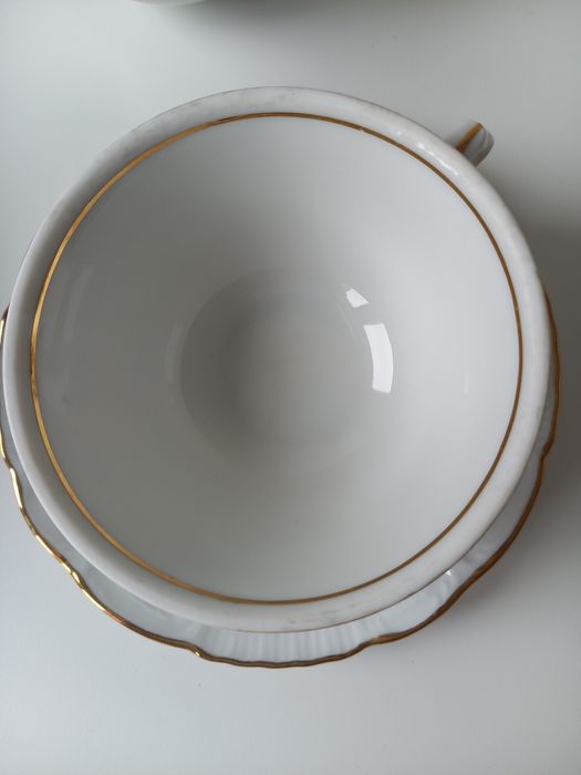 Pires e chavenas de café