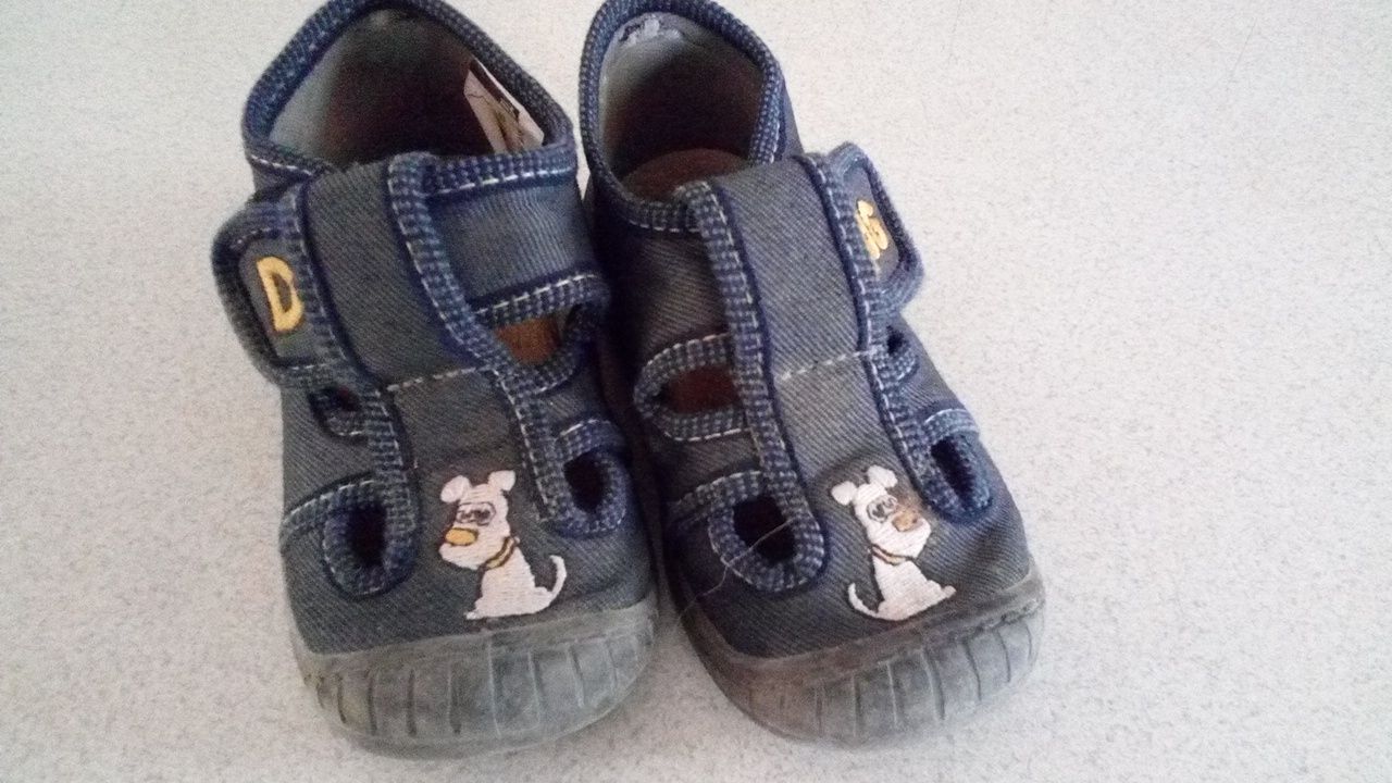 Sandałki dla dziecka 23