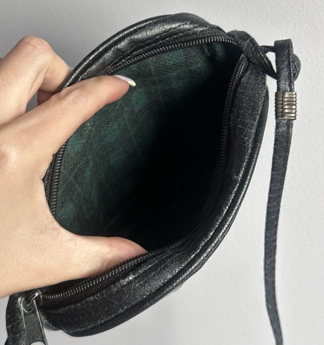 Mała torebka na ramię z paskiem marka Marc Chantal