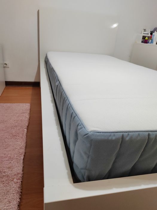 Cama de solteiro (90 x 200) com colchão de molas