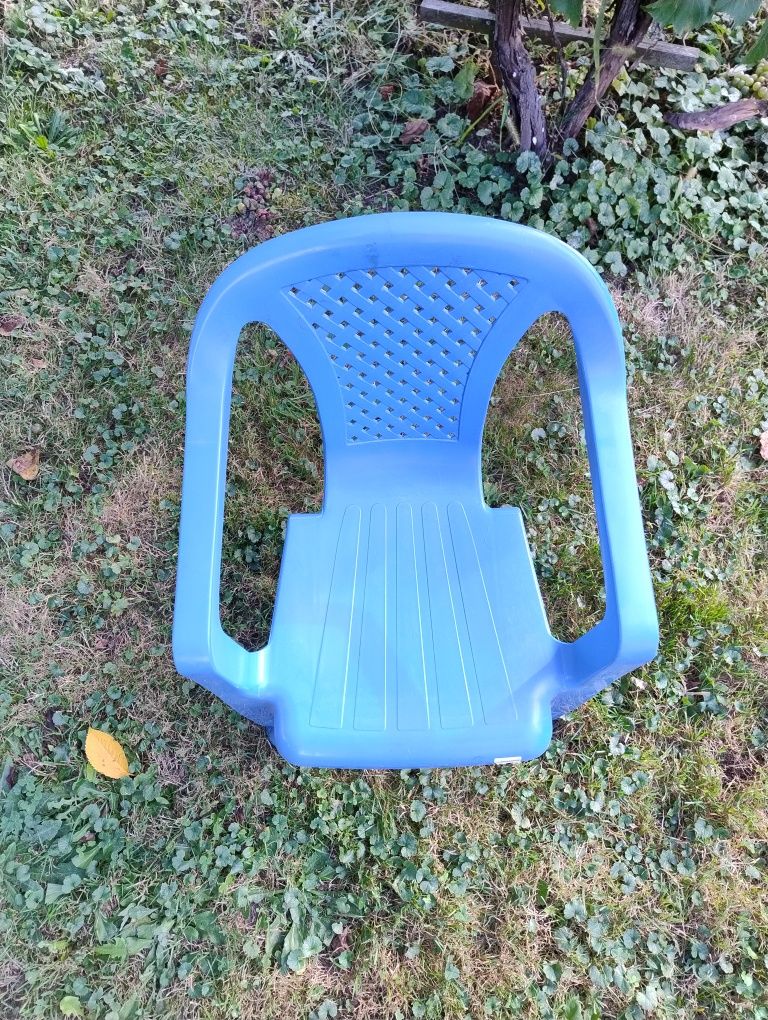 Plastikowe krzesełko dziecięce niebieskie
