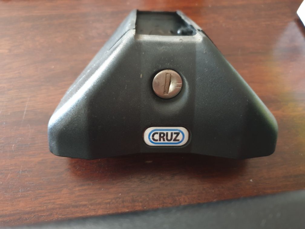 Bagażnik Cruz Airo Czarny — długość belki 119 cm.