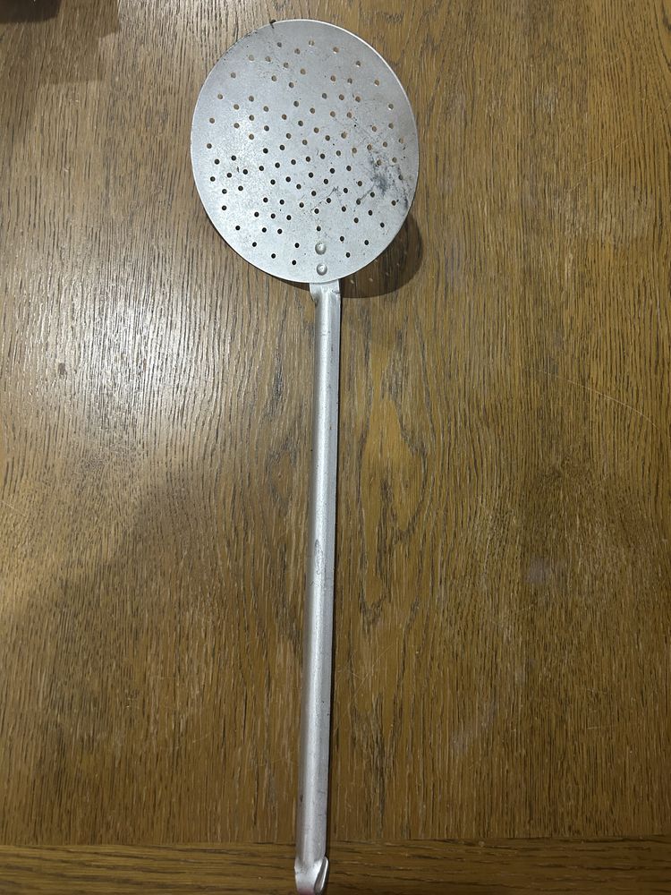 Stara łyżka szumówka z dziurami aluminiowa z czasów PRL.