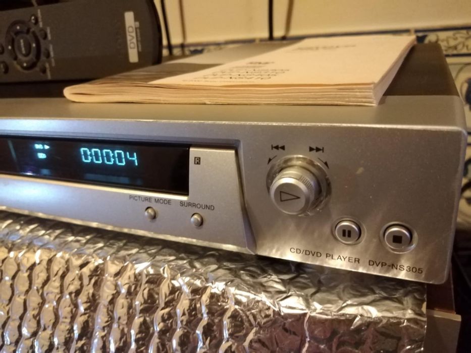 Leitor de DVD's e cds Sony com comando