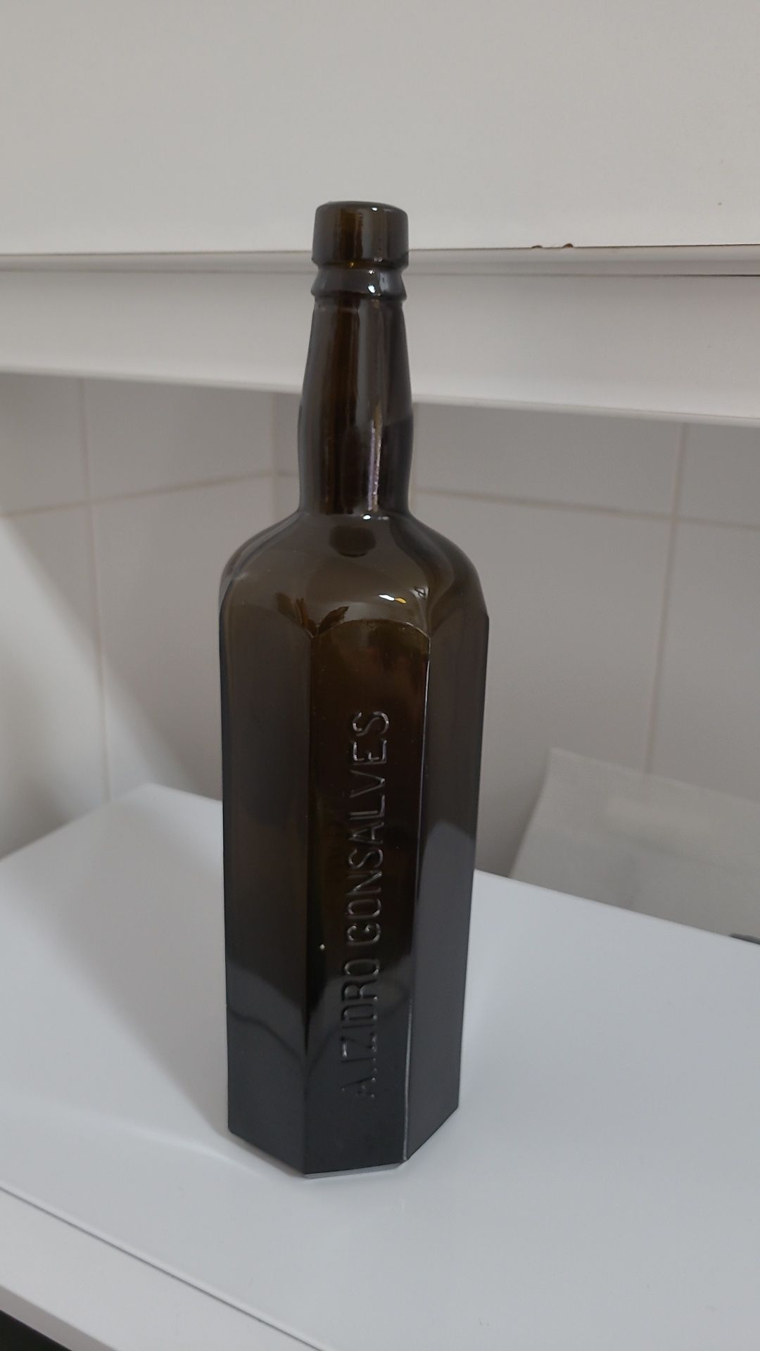 Antiga garrafa de vidro de Vinho Madeira gravada em alto relevo