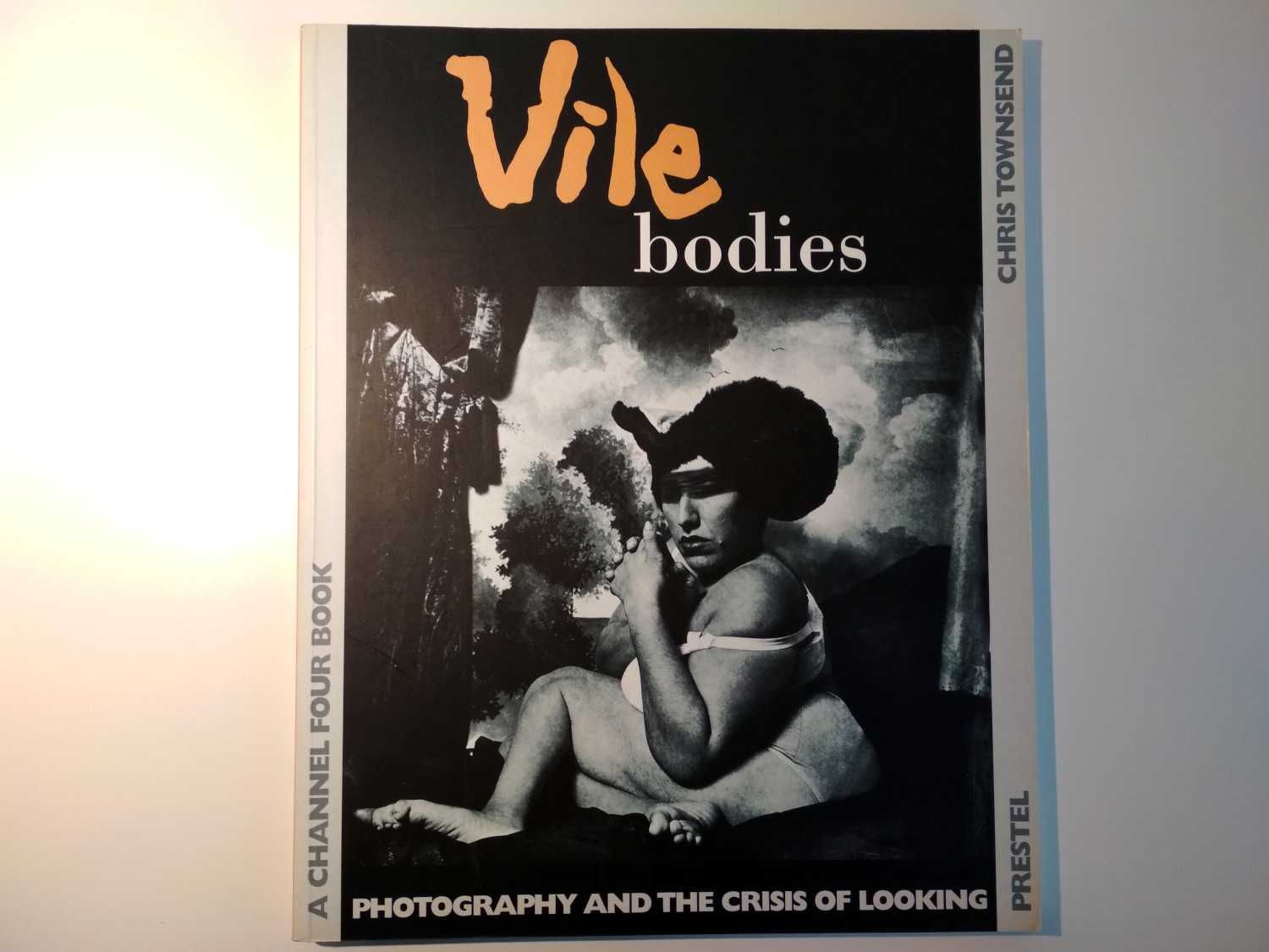 Vile Bodies: Photography and the Crisis of Looking (porte incluído)