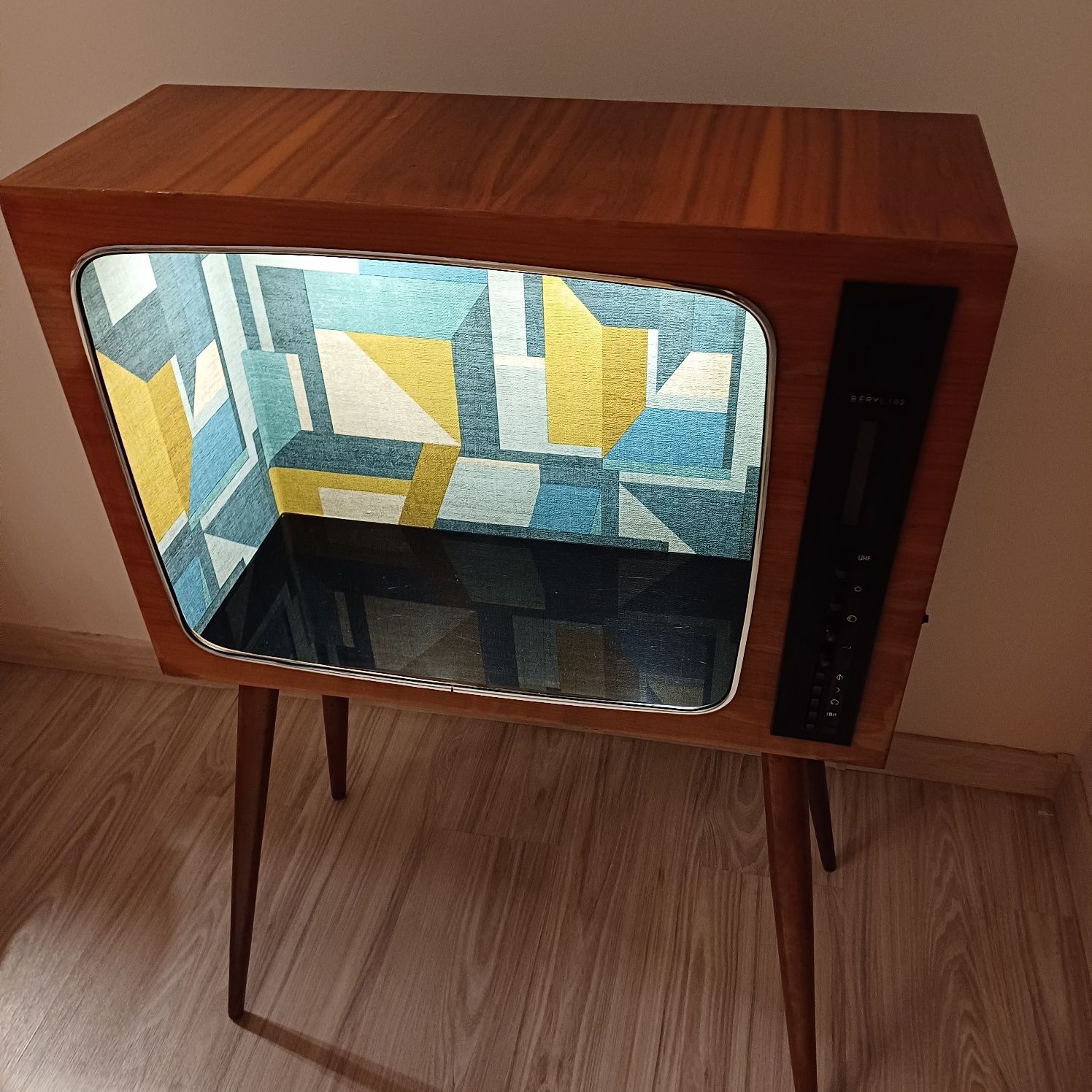 Telewizor Beryl z czasów PRL-Barek