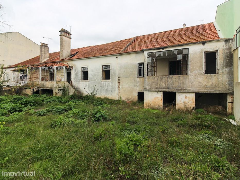 Conjunto de 2 Moradias no Centro da Cidade.