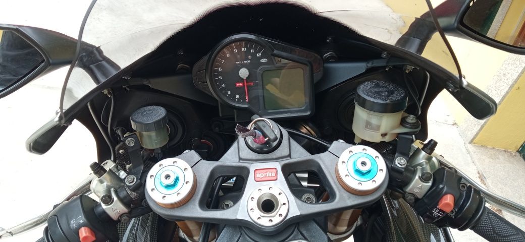 Aprilia rsv 1000r factory gen2