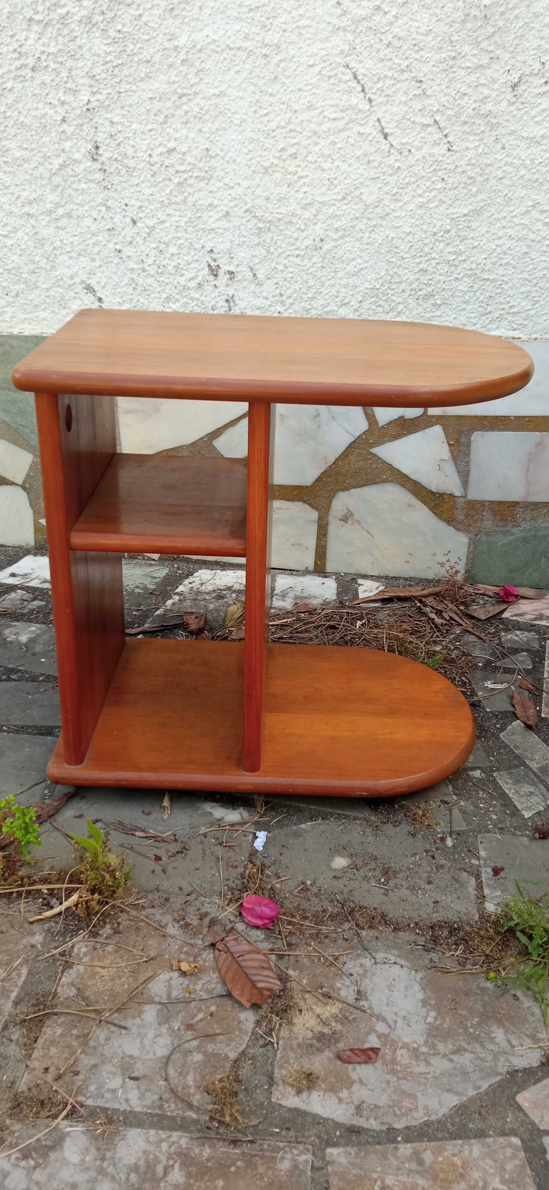 Mesa de madeira aoio com rodinhas