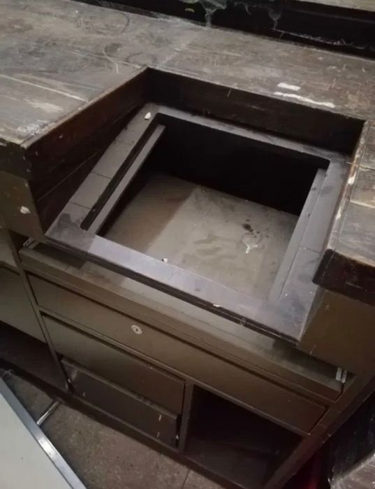 Касовий стіл, торгове обладнання.