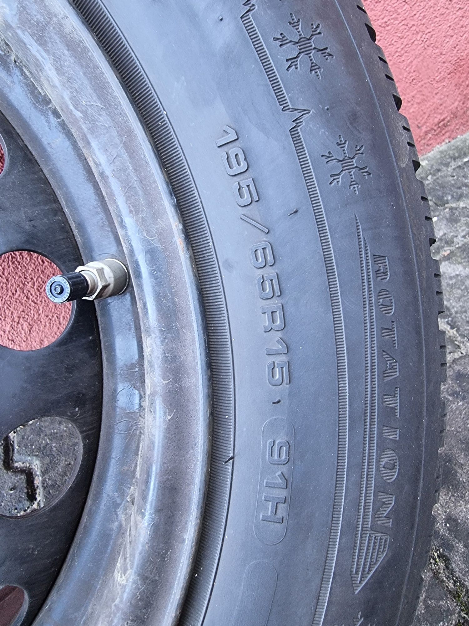 Opony zimowe firmy DUNLOP 195/65R15 z felgami stalowymi  stan bdb