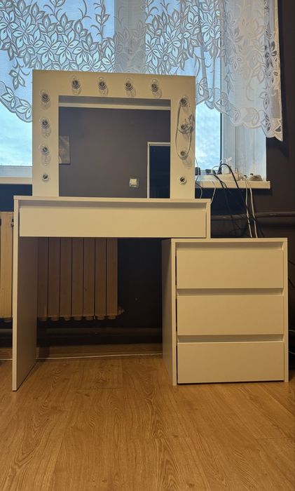 Toaletka kosmetyczna lustro z oświetleniem 12x LED Betib