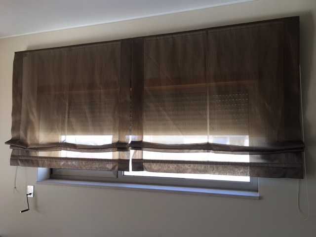 Cortinado tipo japonês em tons castanhos