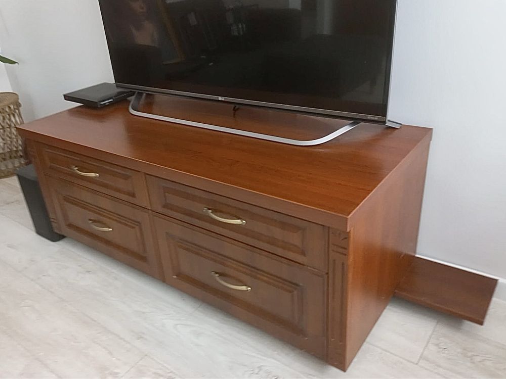 Elegancka i solodna komoda pod TV