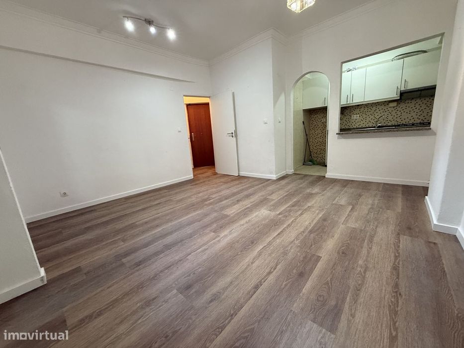 Excelente T2 centro da Caparica com terraço