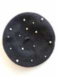 Elegancki czarny beret z perełkami, 70% wełna