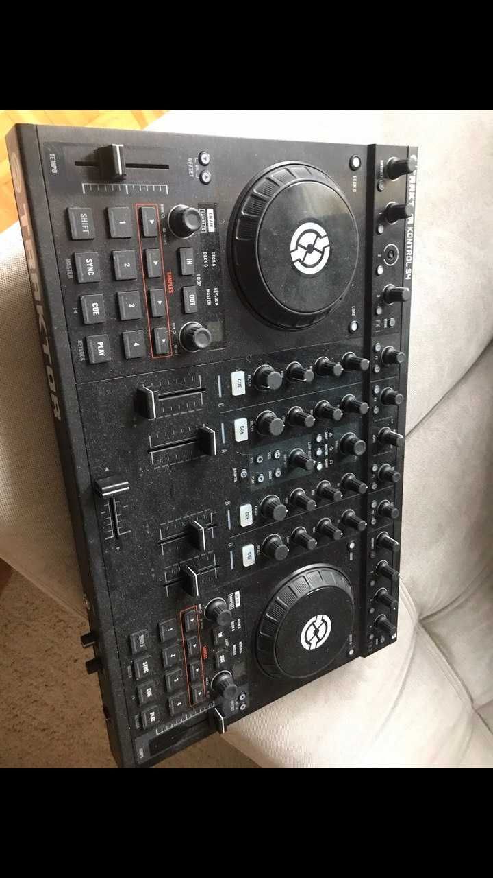 Traktor S4 MK1 DJ Kontroler