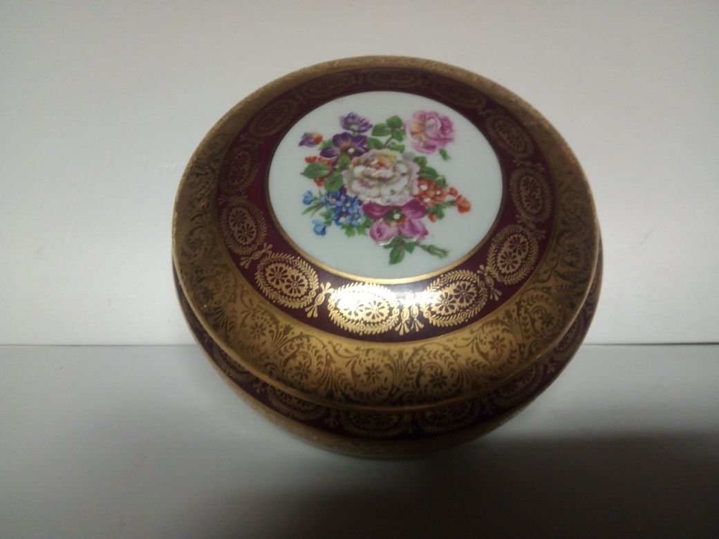 soberba antiga caixa em porcelana pintada á mão e dourada-Limoges
