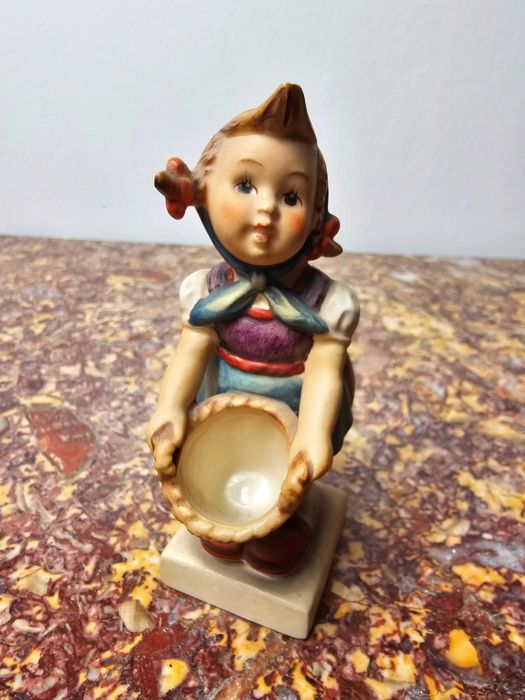 Śliczna Figurka porcelana Goebel Hummel 73 "Little Helper" 11cm Niemcy